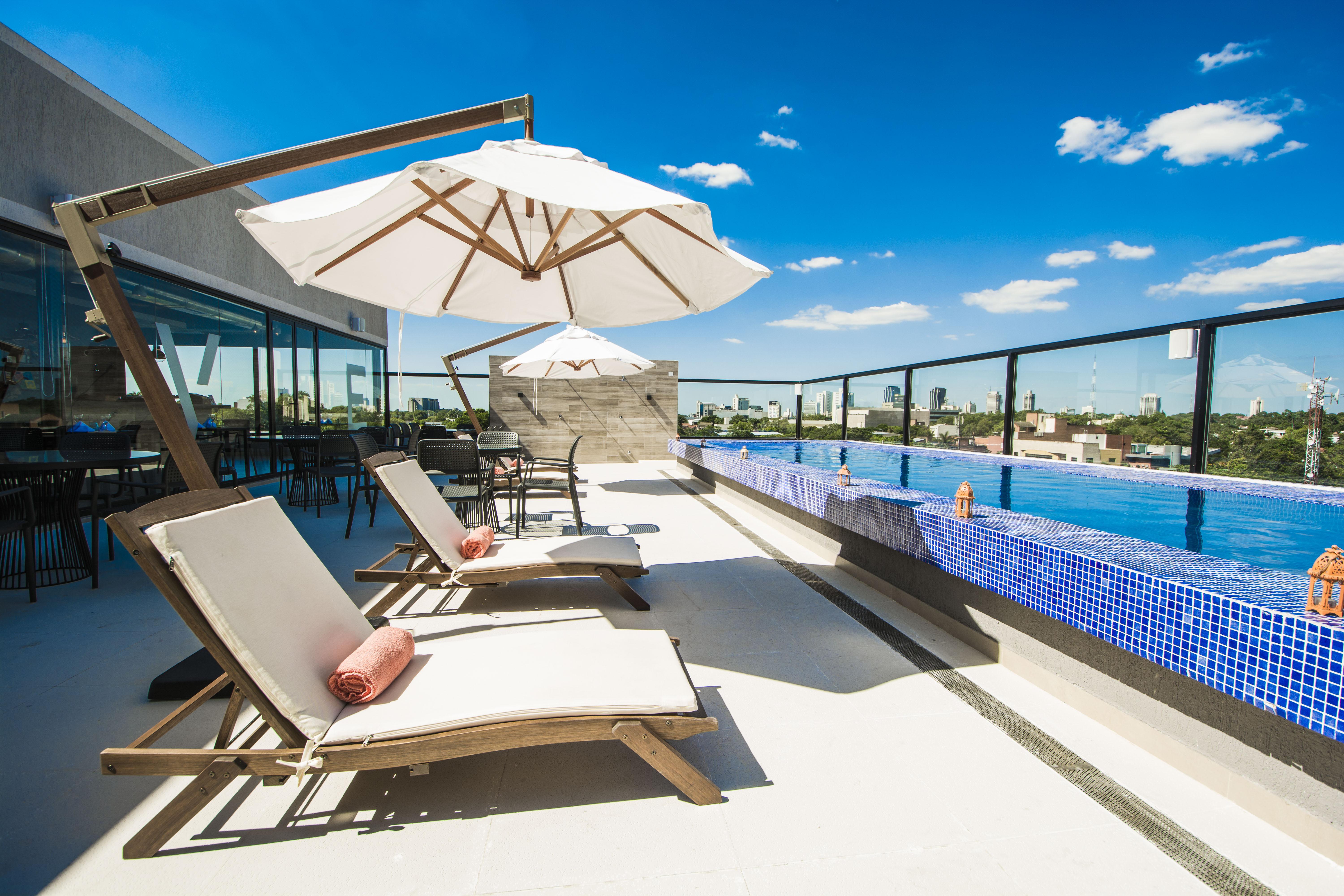 Five Hotel & Residences Assunção Exterior foto Rooftop pool at the hotel